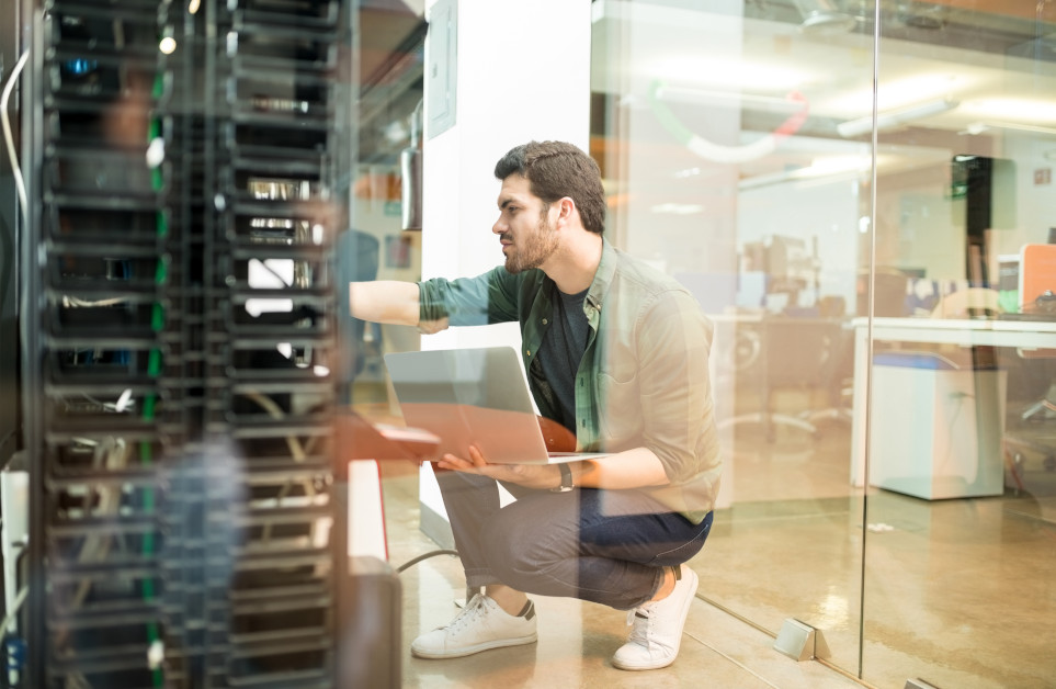 Techniker von MSC bei der Arbeit am Serverschrank